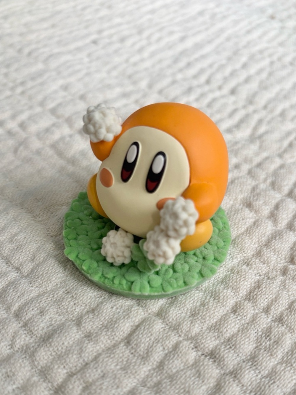 Kirby Fluffy Puffy Play in the Flower Waddle Dee 2″ Figure - Picture 2 of 3